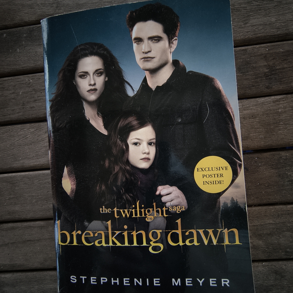 The Twilight Saga: Breaking Dawn - Black Cover (Book)